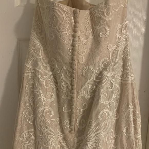 For Sale. Brand New Wedding Dress from David’s Bridal. Oleg Cassini Size 10US. - Picture 9 of 11